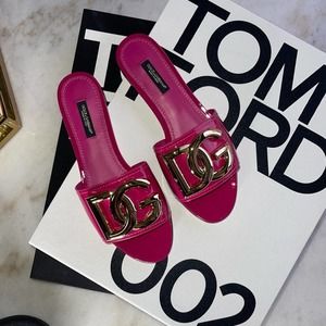 Dolce & Gabbana Patent leather slides with DG logo In Fuchsia